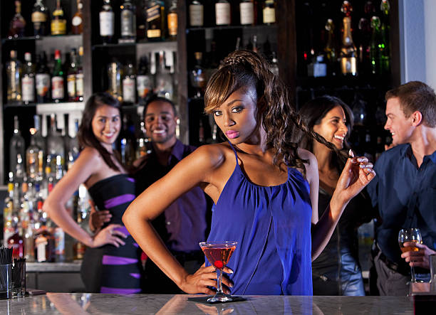 sexy femme au bar - african descent sex symbol couple sensuality photos et images de collection