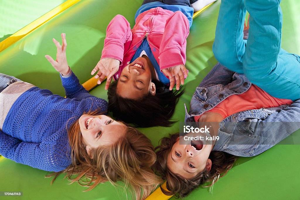 Bambini nella bounce house - Foto stock royalty-free di Castello gonfiabile