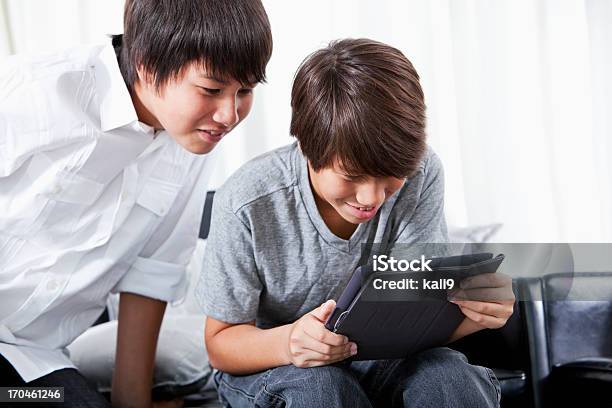 Asiatische Jungen Mit Digitalen Tablet Stockfoto und mehr Bilder von 10-11 Jahre - 10-11 Jahre, 12-13 Jahre, Akademisches Lernen