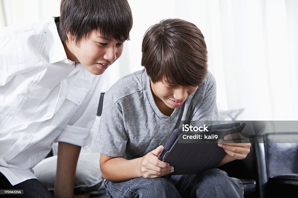 Meninos asiática usando tablet digital - Foto de stock de 10-11 Anos royalty-free