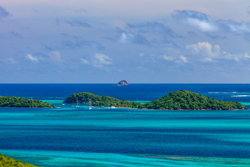 The Tobago Cays surrounded by the beautiful blue and turquoise shades of the Caribbean Sea. Photo taken from Mayreau Island. St. Vincent and the Grenadines. 
