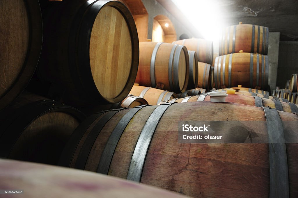 barrells de vinhos na adega - Foto de stock de Movimento royalty-free