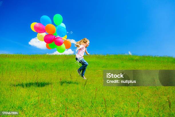 Foto de Menina Com Balões Coloridos e mais fotos de stock de Balão - Decoração - Balão - Decoração, Criança, Exterior