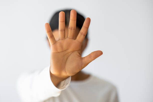 besorgte besorgte frau, die handstoppgeste macht - handfläche stock-fotos und bilder