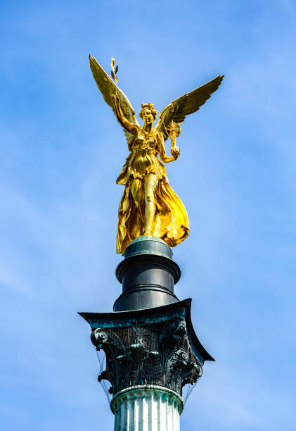 ангелы мира в мюнхене - goldengel стоковые фото и изображения