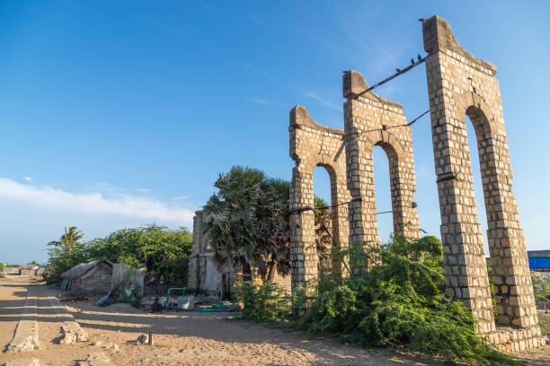 old dhanushkodi – opuszczona stacja kolejowa w stanie tamil nadu. - monument tidal wave storm wave zdjęcia i obrazy z banku zdjęć