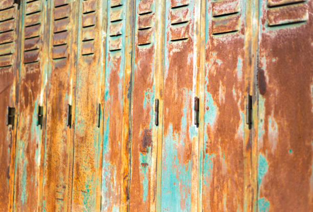 francia: persiane in metallo rumoso-turchese esposte alle intemperie close-up - wood shutter rusty rust foto e immagini stock