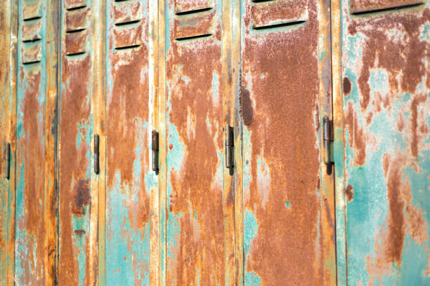 francja: wyblakłe rdzawo-turkusowe metalowe okiennice w zbliżeniu - wood shutter rusty rust zdjęcia i obrazy z banku zdjęć