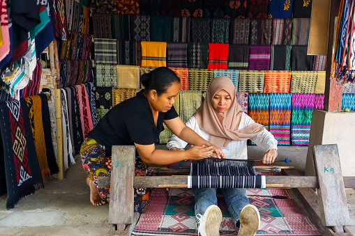 Tourist Education About Fabric Weaving Process Use Traditional ...