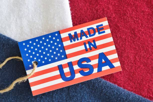 made in usa 레이블은 비즈니스 경제 개념으로 빨간색, 흰색 및 파란색 의류 셔츠 위에 앉아 있습니다. - buy usa american culture made in the usa 뉴스 사진 이미지