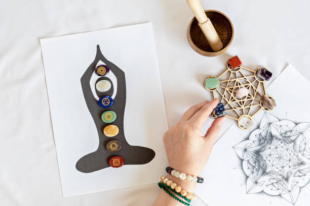 terapia de rejilla cristalina de chakra curativa. rituales con piedras preciosas para el bienestar, la curación, la meditación, el desestrés, la relajación, la salud mental, las prácticas espirituales. concepto de poder energético - chakras reiki fotografías e imágenes de stock