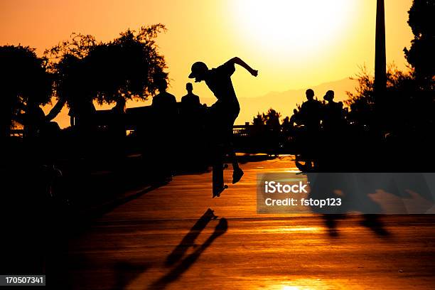 Foto de Esportes Sillouette De Skatista Fazendo Um Truque Ao Pôrdosol e mais fotos de stock de Andar de Skate