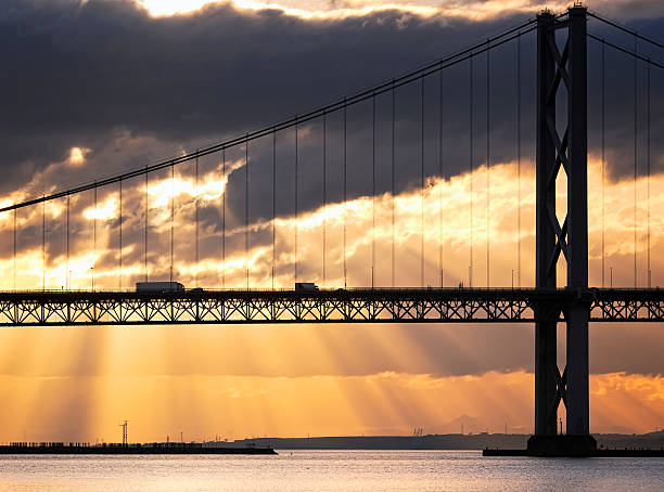 puente tráfico al atardecer - construction frame bridge built structure sunbeam fotografías e imágenes de stock