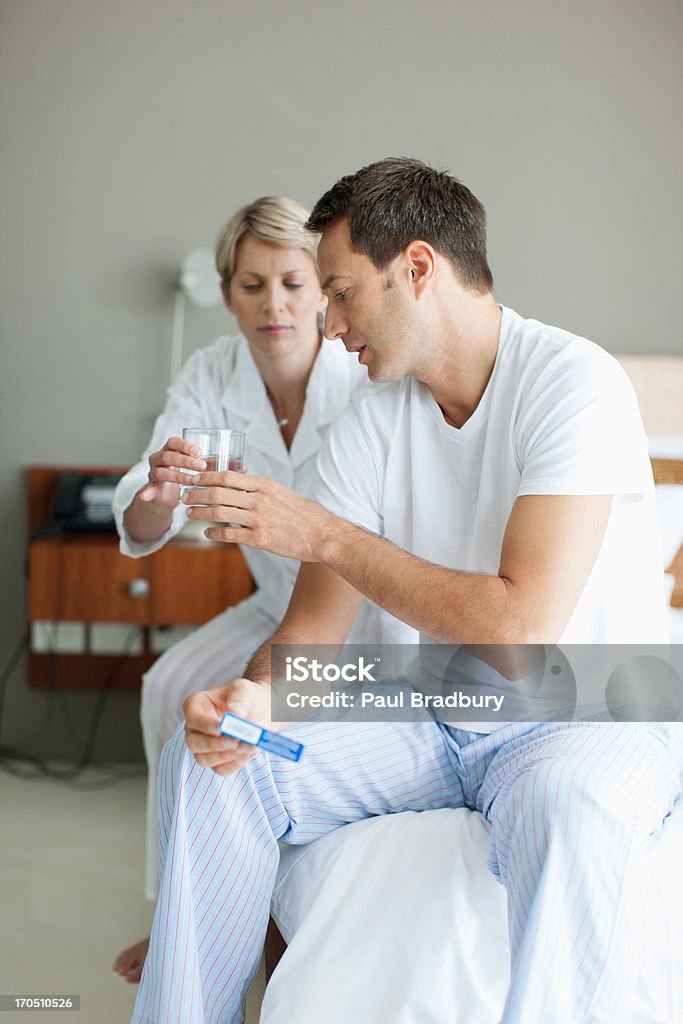 Homem doentes a tomar Remédio - Royalty-free 30-34 Anos Foto de stock