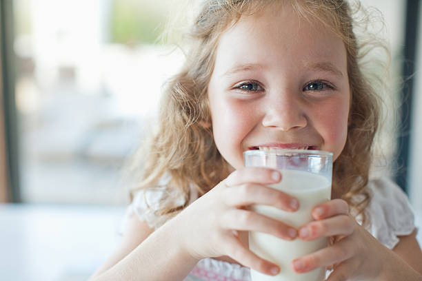 девушка пить стакан молока - clothing smiling household equipment viewpoint стоковые фото и изображения