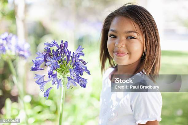 Mädchen Im Freien Stockfoto und mehr Bilder von 8-9 Jahre - 8-9 Jahre, Blick in die Kamera, Blume
