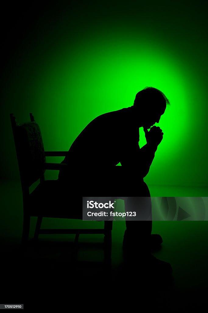 Homme déprimé en silhouette sur le green - Photo de Hommes libre de droits
