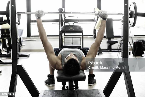 Foto de Homem Levantando Pesos Na Mesa De Supino e mais fotos de stock de Exercício físico - Exercício físico, Supino, 20-24 Anos