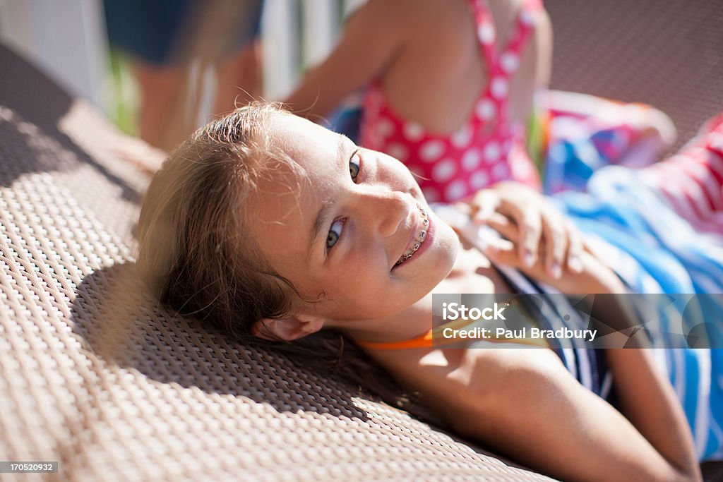 Irmãs relaxar na espreguiçadeira no deck - Foto de stock de 12-13 Anos royalty-free