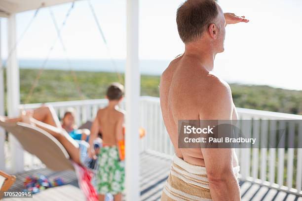 Foto de Família Relaxante No Deck e mais fotos de stock de Luz solar - Luz solar, 12-13 Anos, 4-5 Anos