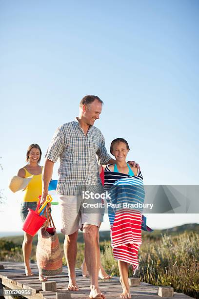 Família Preparar Para Ir Para A Praia - Fotografias de stock e mais imagens de 12-13 Anos - 12-13 Anos, 25-29 Anos, 30-39 Anos