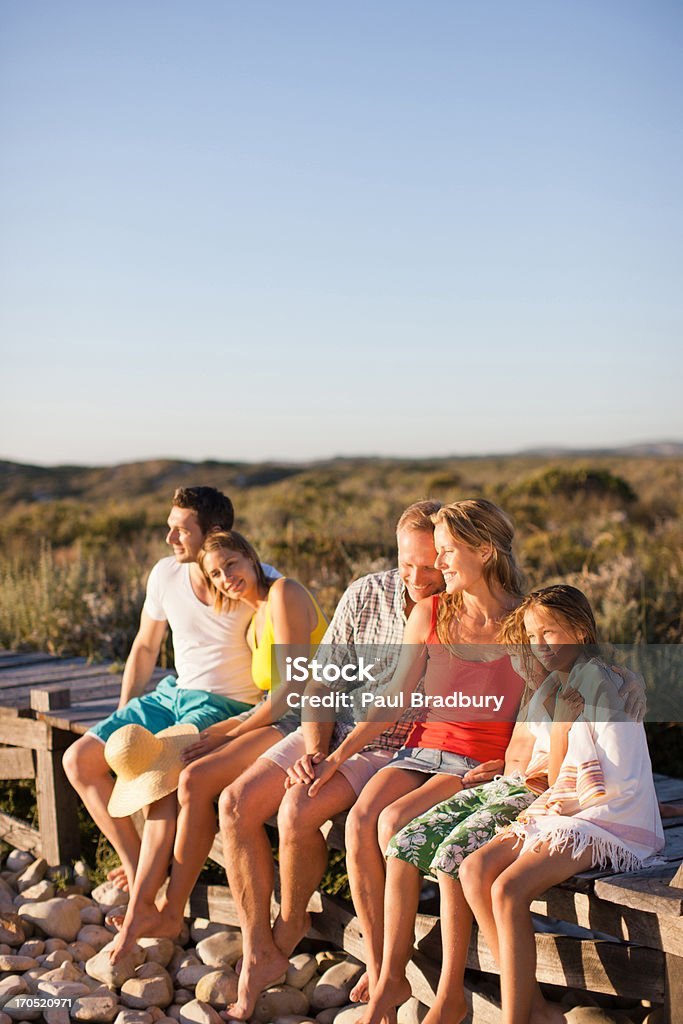 Família sentado no cais perto de Praia - Royalty-free Família Foto de stock