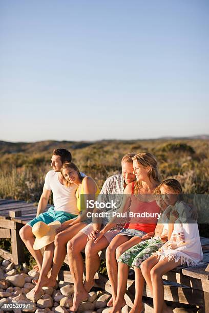 Família Sentado No Cais Perto De Praia - Fotografias de stock e mais imagens de Família - Família, Verão, Cinco Pessoas