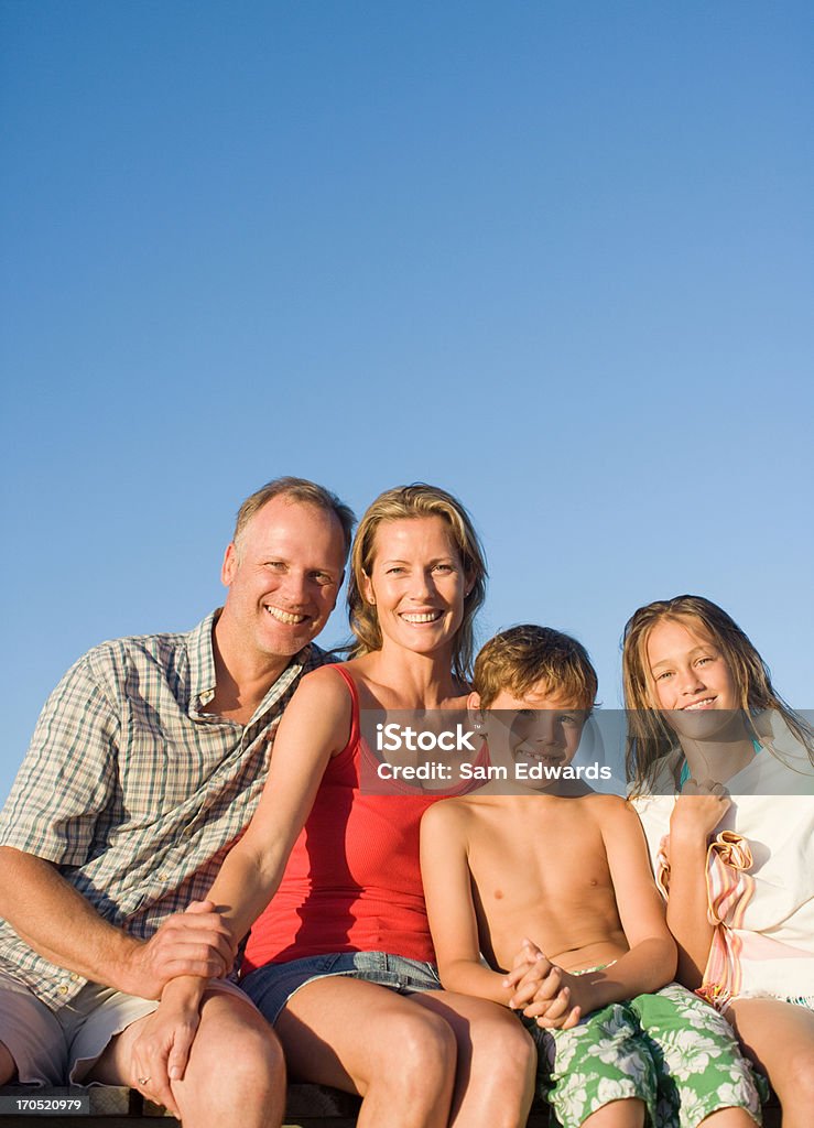 Família sentado no cais em conjunto - Royalty-free Sobrinho Foto de stock