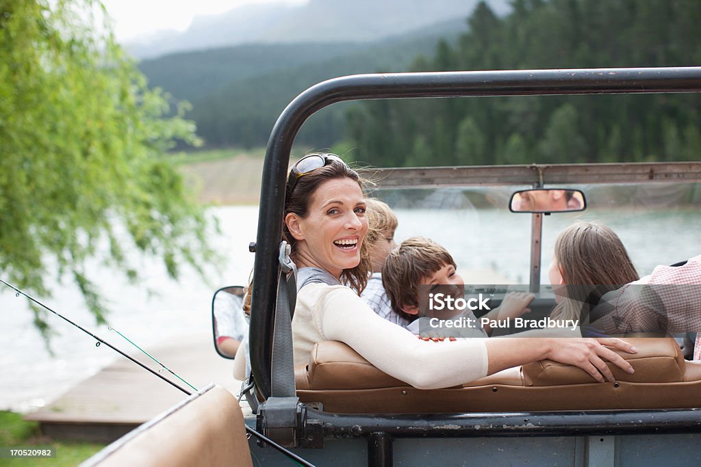Familie Sitzen im Auto in der Nähe von lake - Lizenzfrei 35-39 Jahre Stock-Foto