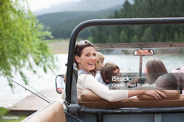 Familie Sitzen Im Auto In Der Nähe Von Lake Stockfoto und mehr Bilder von 35-39 Jahre - 35-39 Jahre, 40-44 Jahre, 8-9 Jahre