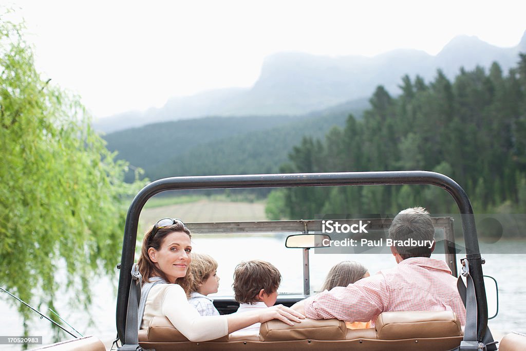Famiglia seduto nel veicolo vicino al lago - Foto stock royalty-free di Famiglia