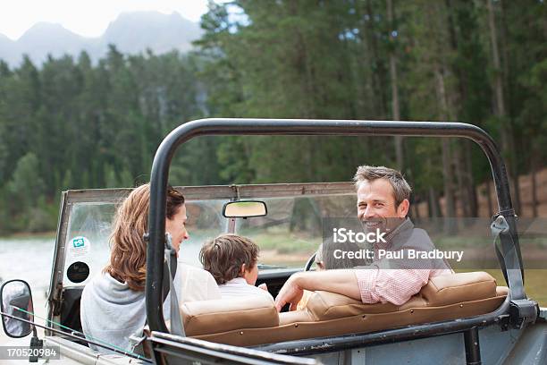 Familie Sitzen Im Auto In Der Nähe Von Lake Stockfoto und mehr Bilder von 35-39 Jahre - 35-39 Jahre, 40-44 Jahre, 8-9 Jahre