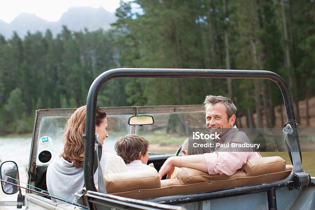 Família sentada no veículo, perto do lago - Foto de stock de 30 Anos royalty-free