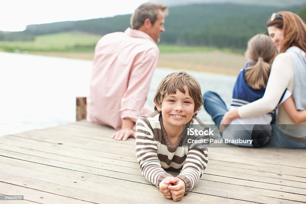 座る家族で湖の桟橋 - 30代のロイヤリティフリーストックフォト