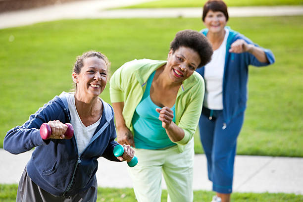 mulheres maduras exercício ao ar livre - fun senior adult aerobics exercise class imagens e fotografias de stock