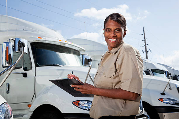 femininos em pé por motorista de caminhão semi-trucks com área de transferência - sc0550 - fotografias e filmes do acervo