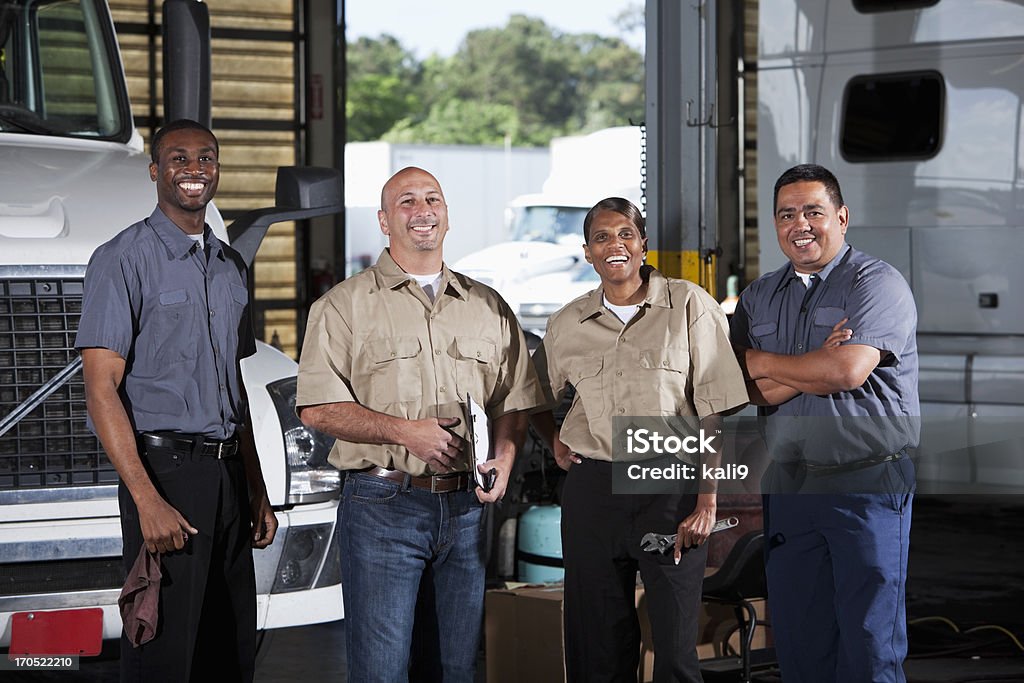 Multi-etnico lavoratori a struttura di trasporto - Foto stock royalty-free di Camionista