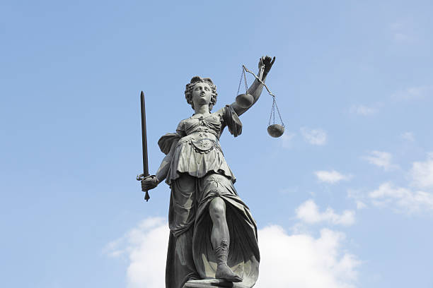 шкалы и облачно голубое небо с древних леди юстиции justitia - юстиция стоковые фото и изображения