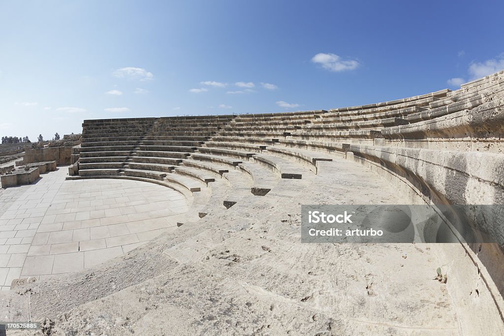 Anfiteatro medidas contra el cielo azul en Chipre de Pafos - Foto de stock de Anfiteatro libre de derechos