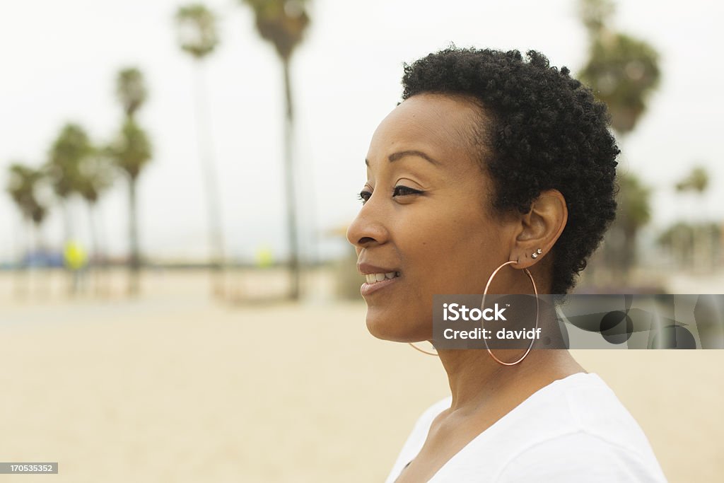 Kobieta na plaży - Zbiór zdjęć royalty-free (Afroamerykanin)