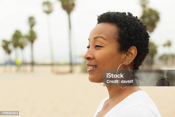 Foto de Mulher Na Praia e mais fotos de stock de Adulto - Adulto, Afro-americano, Califórnia