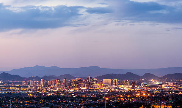 le centre-ville de phoenix, en arizona, au crépuscule panorama - phoenix arizona skyline desert photos et images de collection