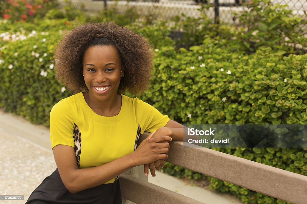 Mulher jovem feliz sentado - Foto de stock de 20 Anos royalty-free