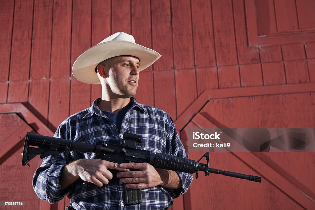 Hombre que agarra rifle - Foto de stock de AR-15 libre de derechos