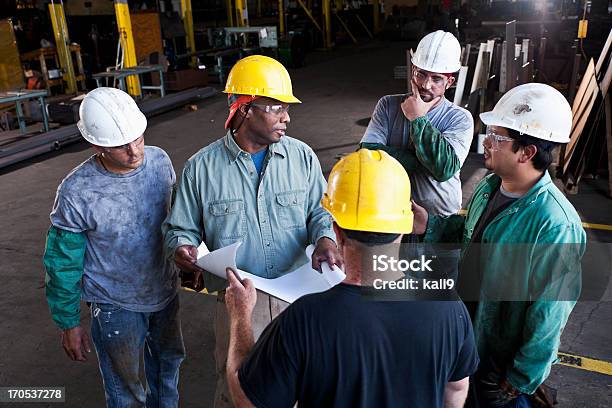 Foto de Multiétnica Trabalhadores Na Fabricação De Loja e mais fotos de stock de Operário - Operário, Reunião, Grupo de Pessoas