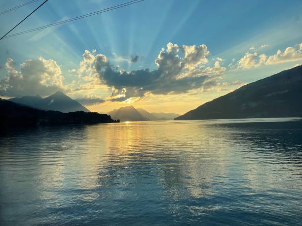 툰 호수(lake thun)의 장엄한 일몰, 구불구불한 언덕을 배경으로 - thun 뉴스 사진 이미지