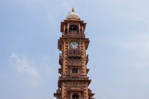 The clock tower is a popular landmark in the old city. The vibrant Sardar Market is close to the tower, and narrow alleys lead from here to a bazaar selling vegetables, spices, Indian sweets, textiles, silver and handicrafts. It is a great place to ramble around at leisure.