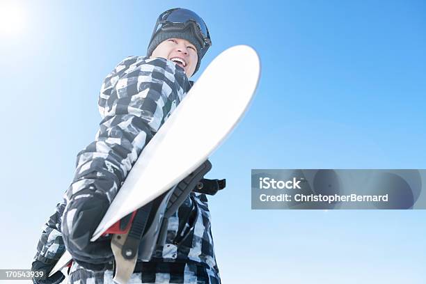Szczęśliwy Mężczyzna Snowboardzistka Przeciw Błękitne Niebo - zdjęcia stockowe i więcej obrazów Przygoda