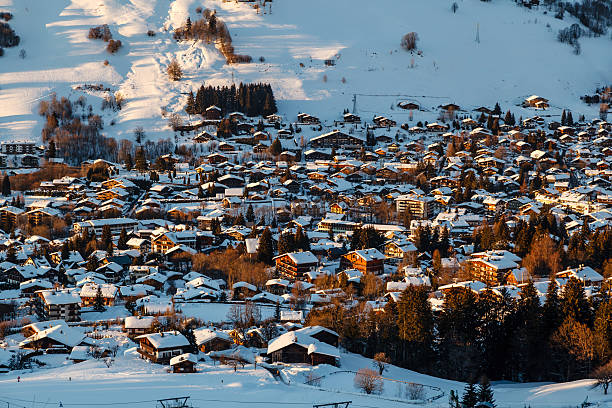 вид с воздуха на горнолыжный курорт межев в французских альпах, франция - village snow winter france стоковые фото и изображения