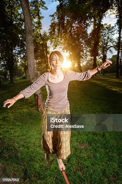 Como A Nosotros A La Puesta De Sol Foto de stock y más banco de imágenes de Acróbata sobre la cuerda floja - Acróbata sobre la cuerda floja, Slackline, 20 a 29 años